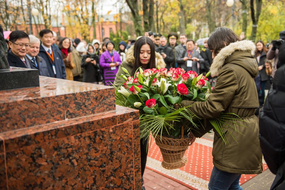 Открытие бюста Конфуция